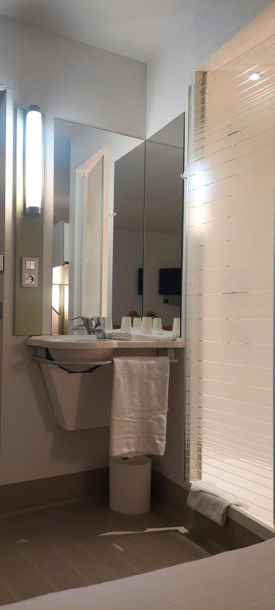 Ibis Budget Issoire Esterno foto
