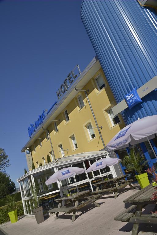 Ibis Budget Issoire Esterno foto