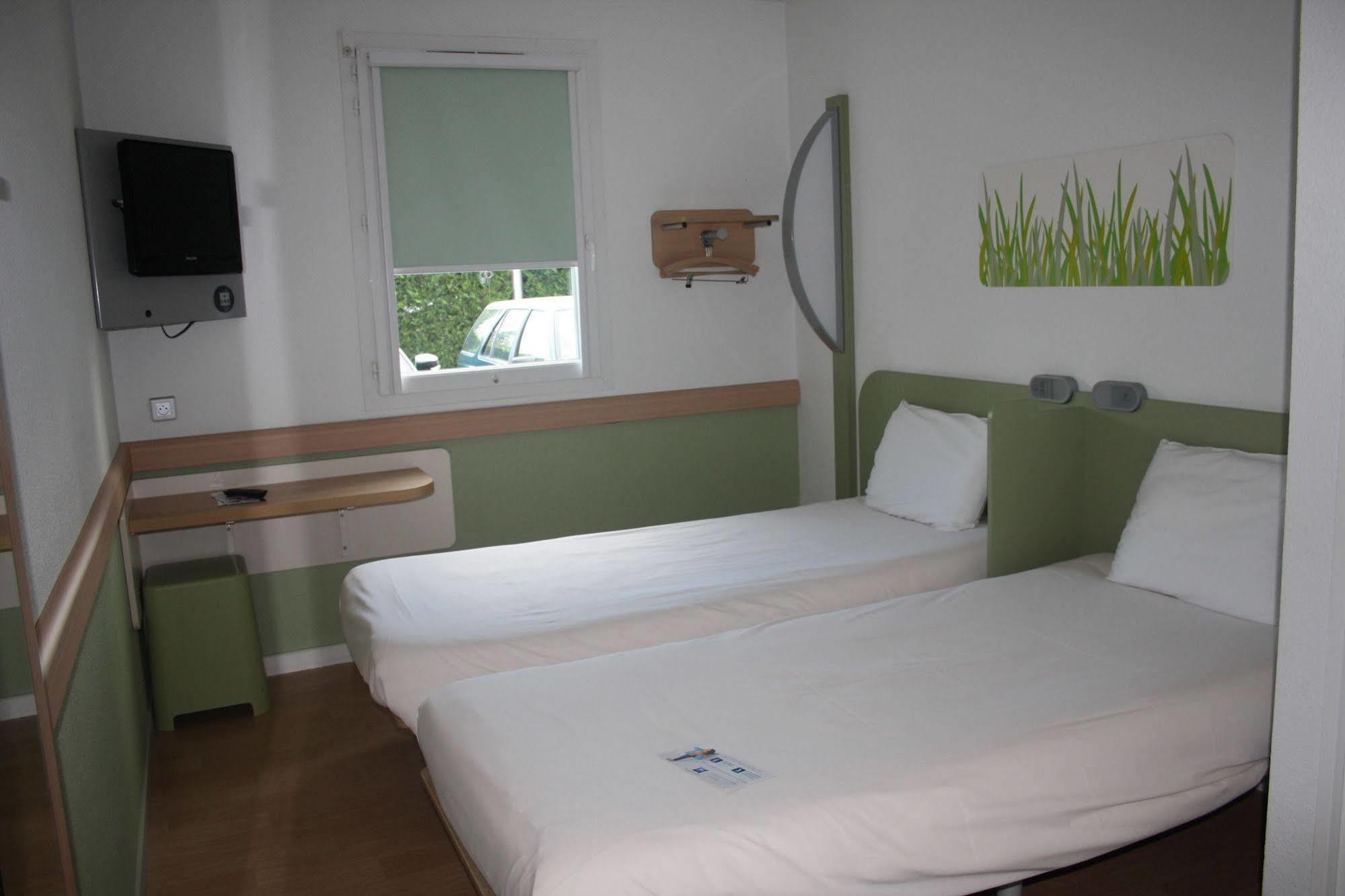 Ibis Budget Issoire Esterno foto