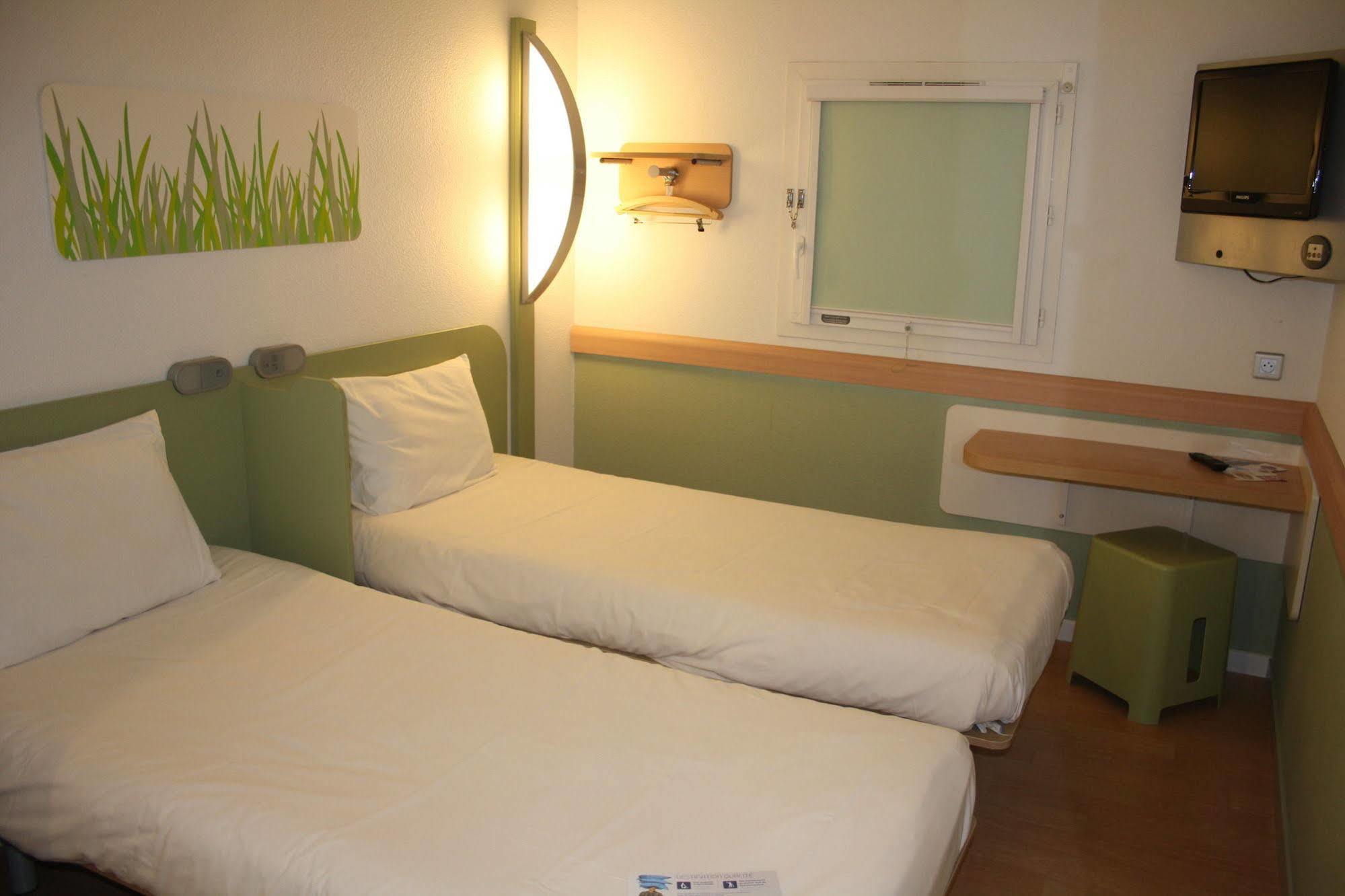 Ibis Budget Issoire Esterno foto