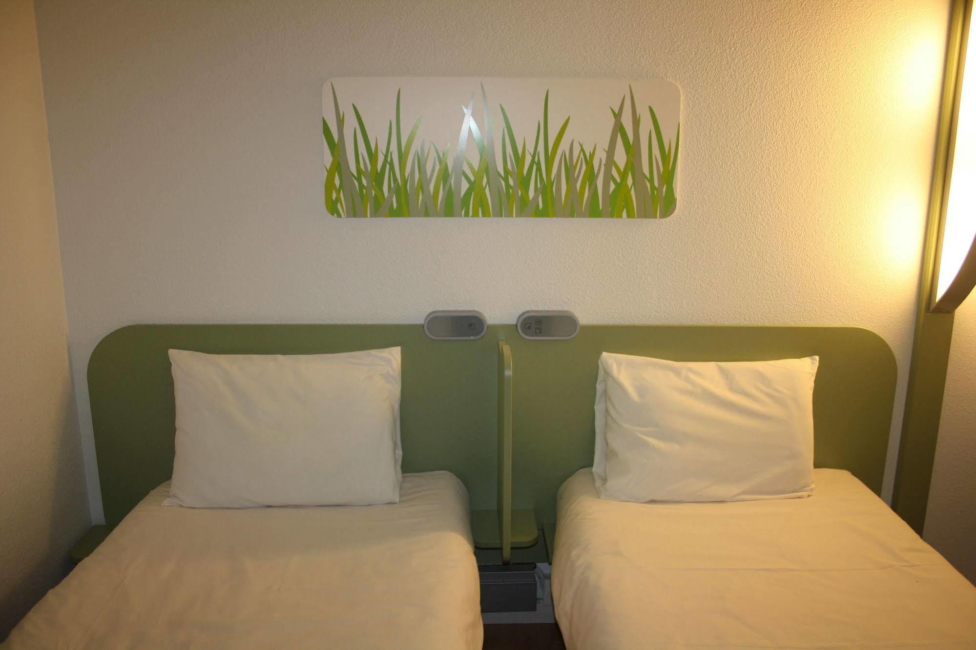 Ibis Budget Issoire Esterno foto